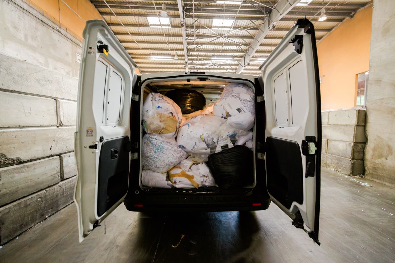 L'équipe du Bureau Recyclage déchargeant le papier collecté dans les entreprises clientes sur La Réunion